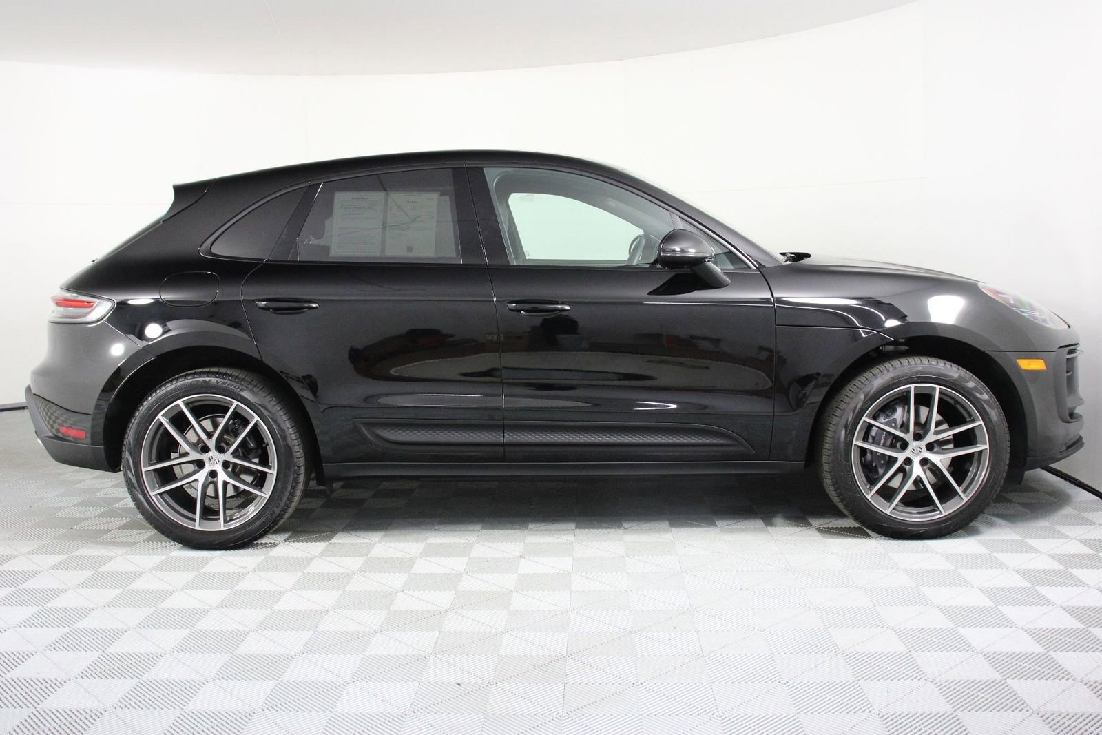 Certified 2025 Porsche Macan image 8