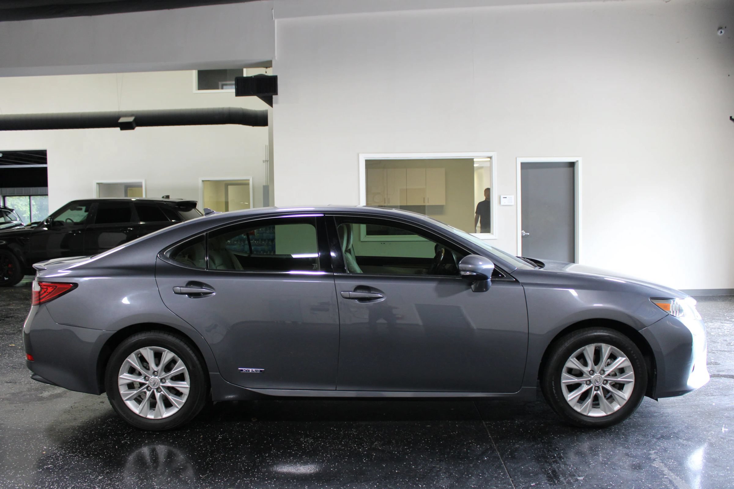 Used 2013 Lexus ES 300h w/ Luxury Pkg FWD image 2