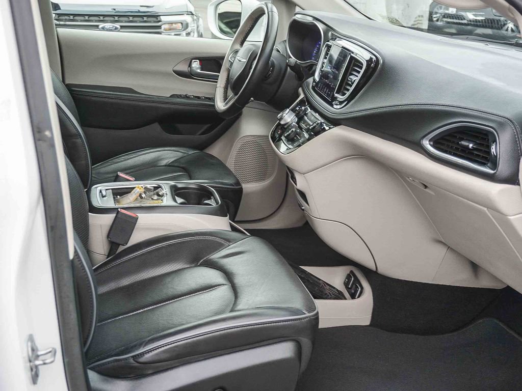 Used 2018 Chrysler Pacifica Limited FWD image 12