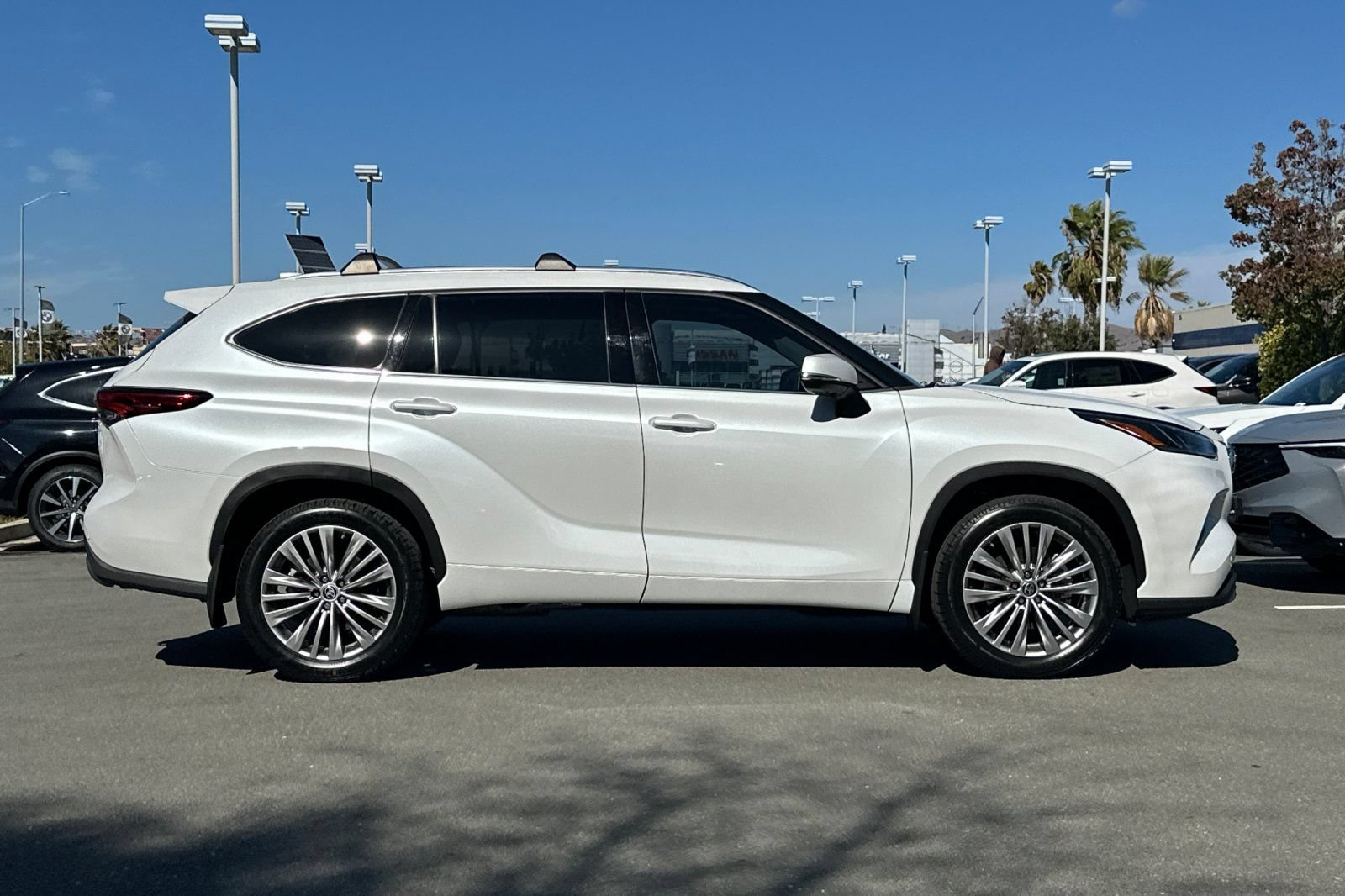 Used 2022 Toyota Highlander Platinum FWD image 3