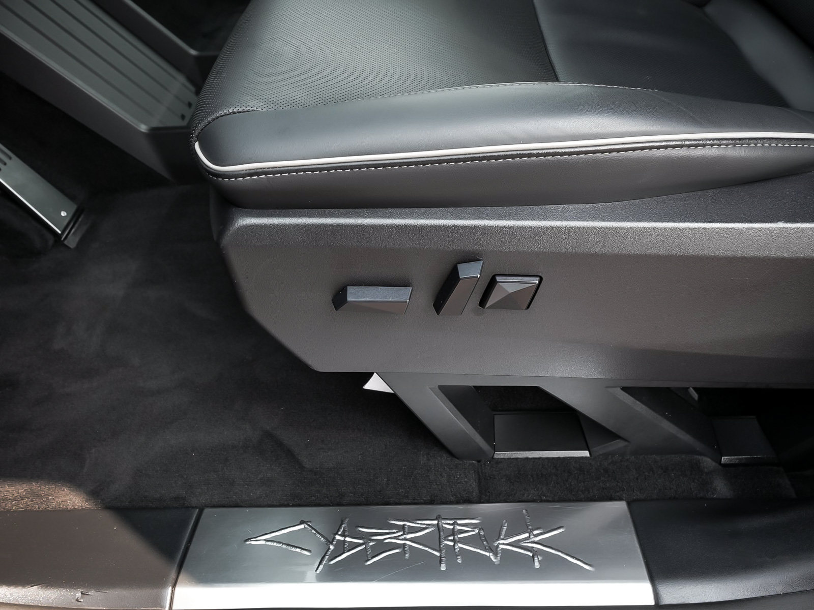 Used 2024 Tesla Cybertruck AWD Crew Cab image 17