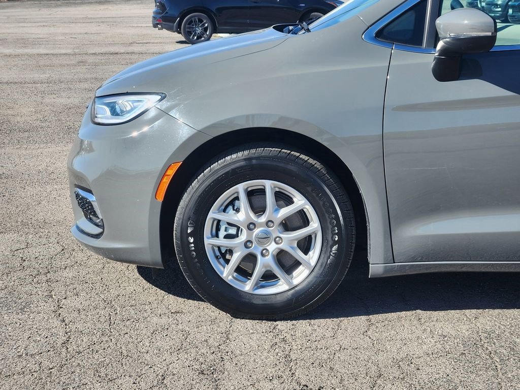 Used 2023 Chrysler Pacifica Touring-L image 8