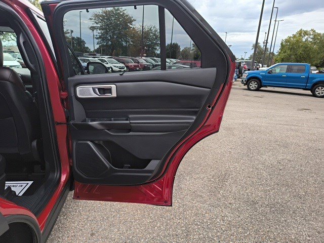 Used 2020 Ford Explorer Platinum w/ Premium Technology Package image 18