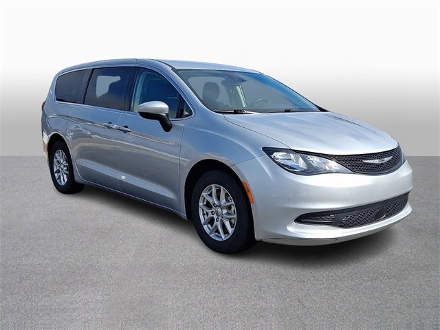 Used 2023 Chrysler Voyager LX image 3