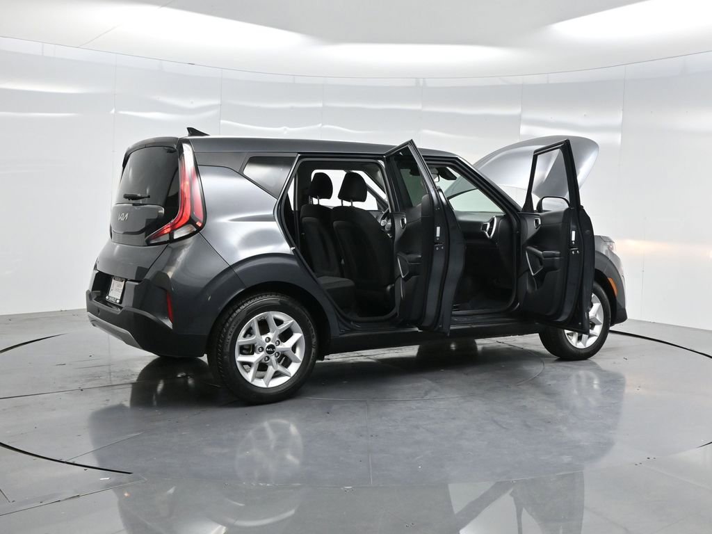 Used 2023 Kia Soul LX w/ LX Technology Package image 4