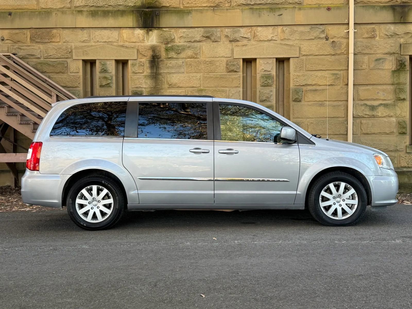 Used 2015 Chrysler Town & Country Touring FWD image 3