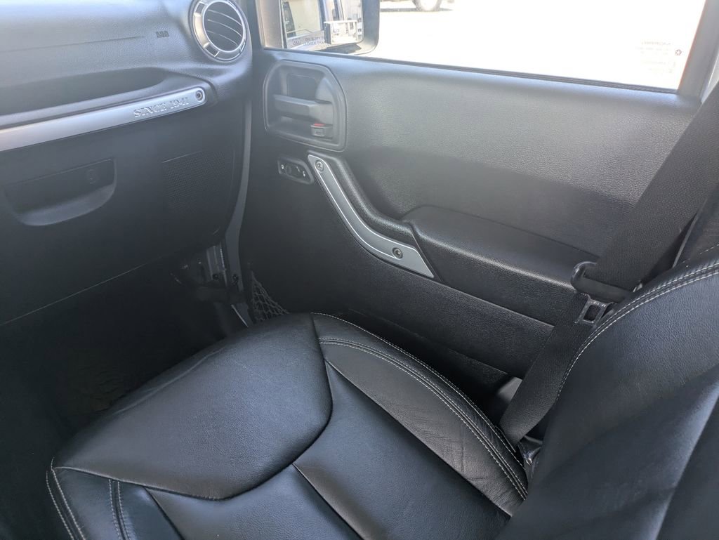 Used 2013 Jeep Wrangler Unlimited Sahara w/ Connectivity Group AWD/4WD image 18