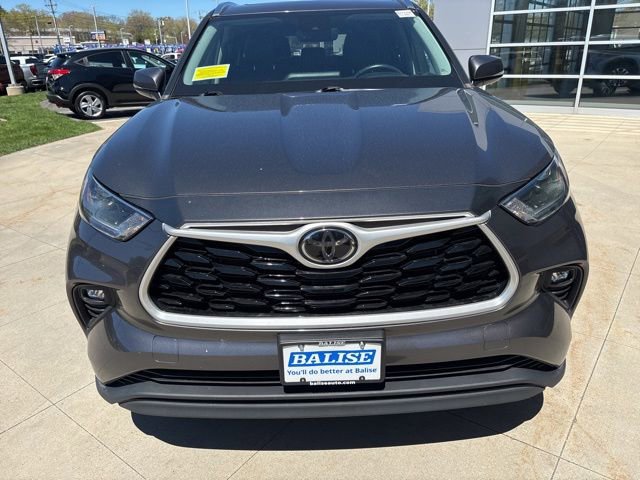 Used 2021 Toyota Highlander XLE AWD/4WD image 2