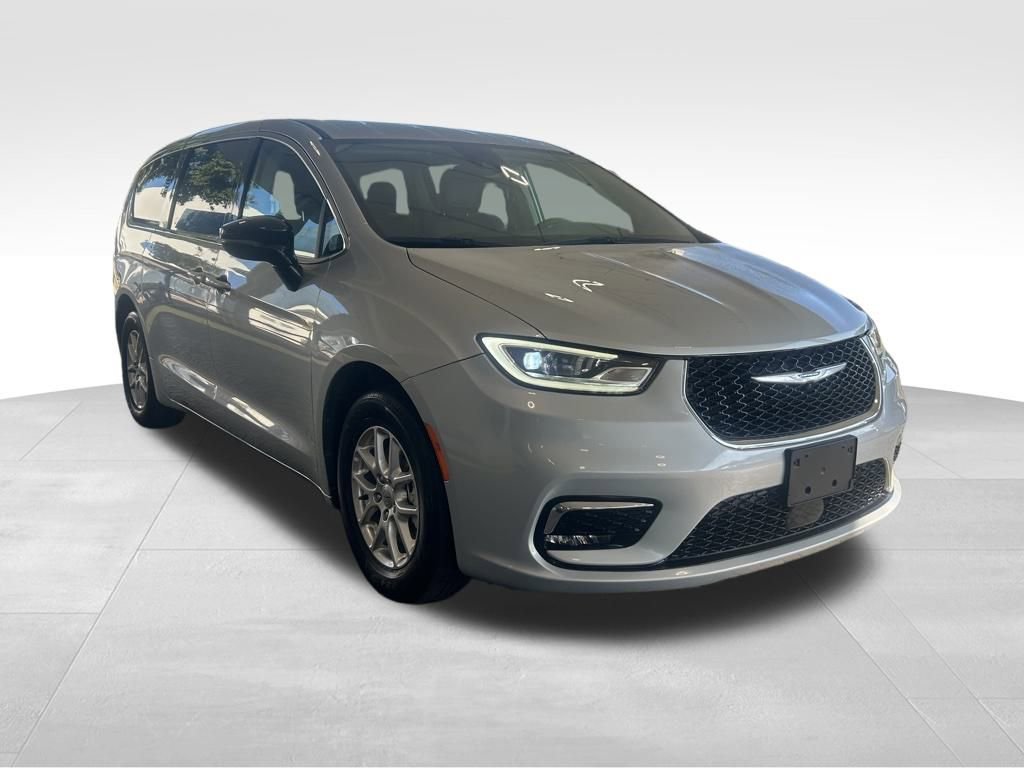 Used 2024 Chrysler Pacifica Touring-L video 2