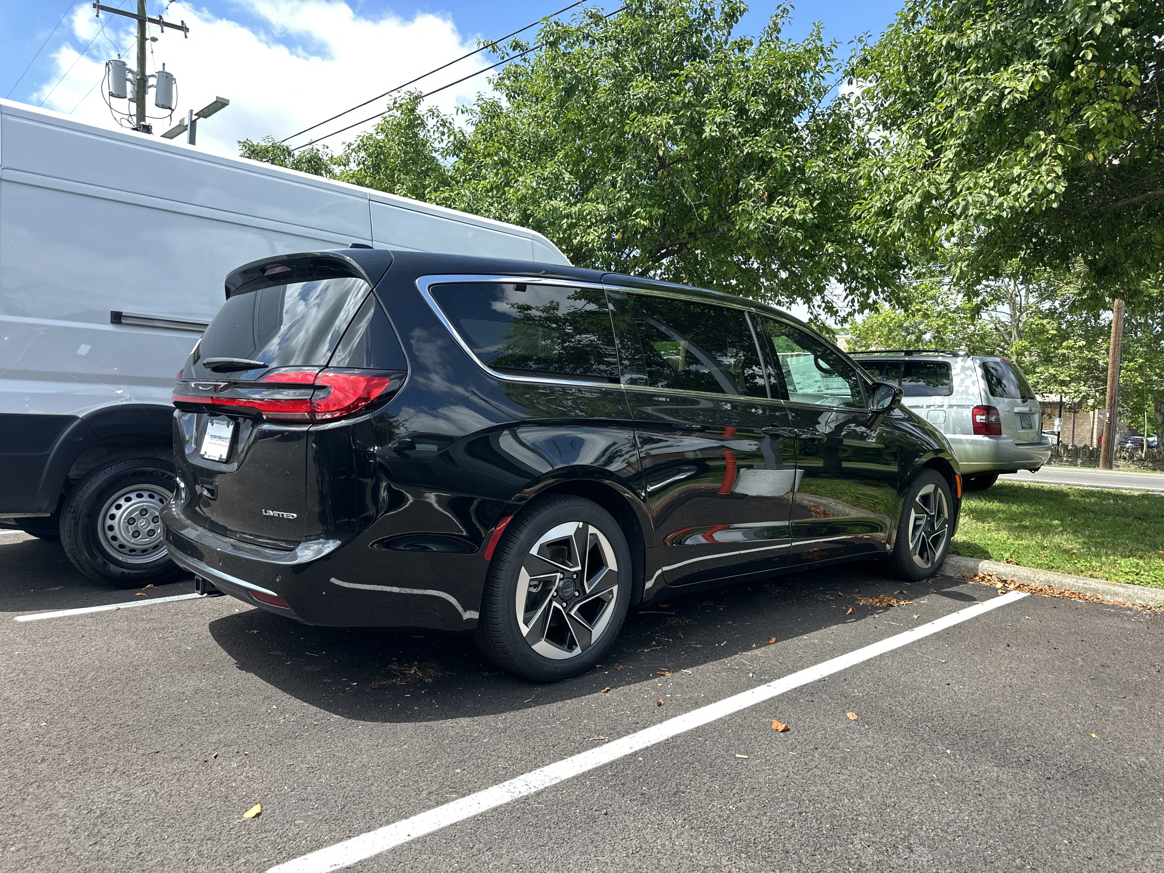 New 2027 Chrysler Pacifica Limited w/ Family Tech Group FWD image 17