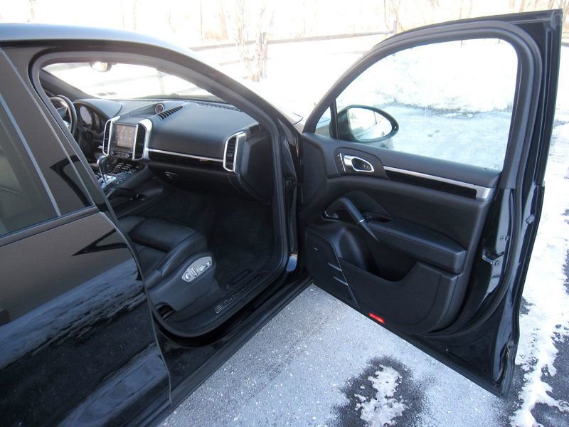 Used 2017 Porsche Cayenne Platinum Edition image 21