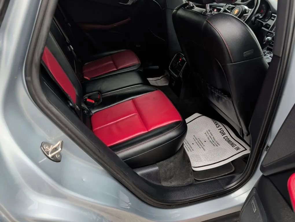 Used 2021 Porsche Macan w/ Premium Package image 32