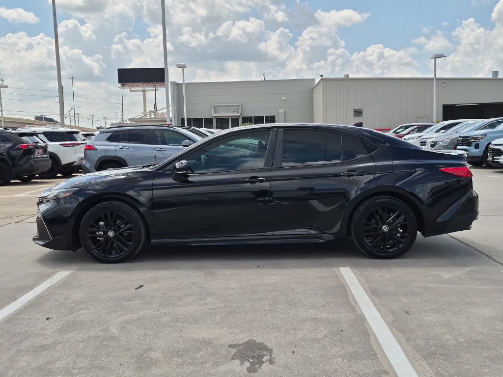 Used 2025 Toyota Camry SE FWD image 3