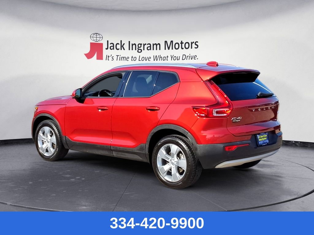 Used 2022 Volvo XC40 T5 Momentum image 3