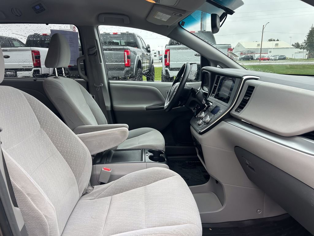 Used 2017 Toyota Sienna LE image 20