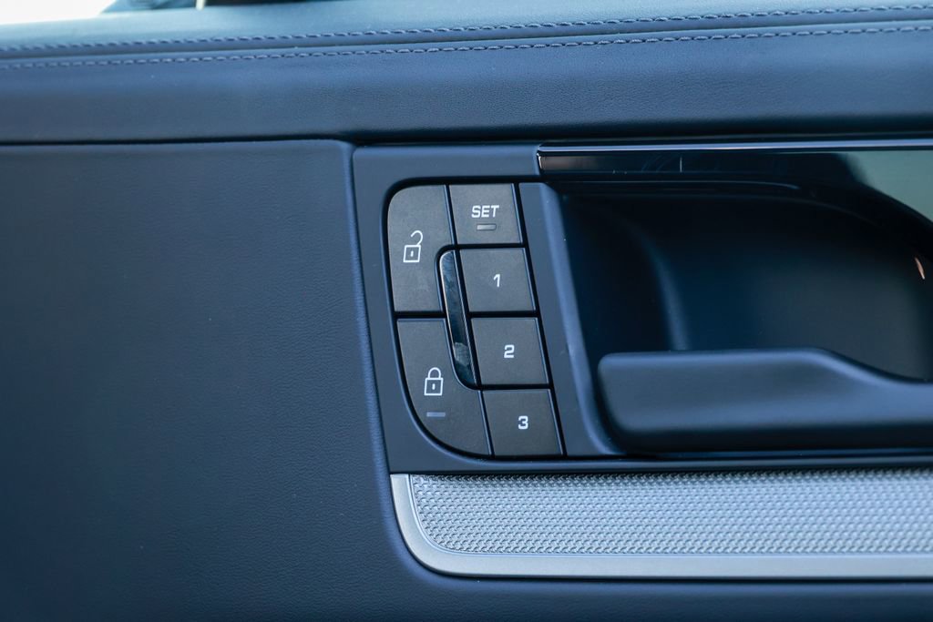 Certified 2025 Porsche Cayenne E-Hybrid Coupe image 58