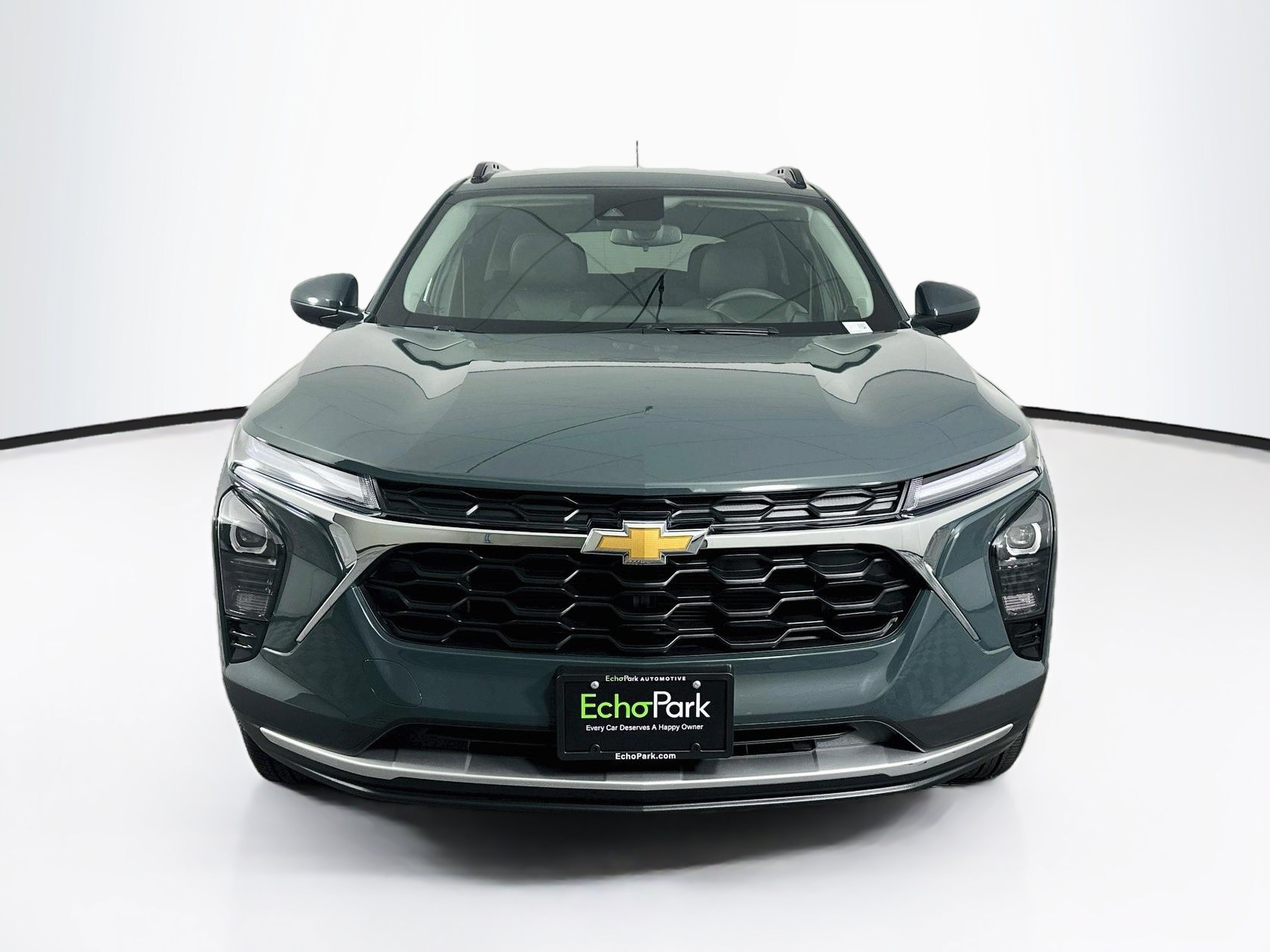 Used 2025 Chevrolet Trax LT FWD image 2