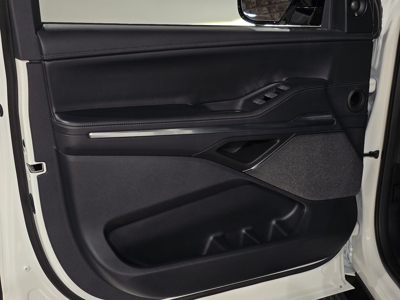New 2025 Lincoln Navigator Reserve w/ Jet Appearance Package AWD/4WD image 17