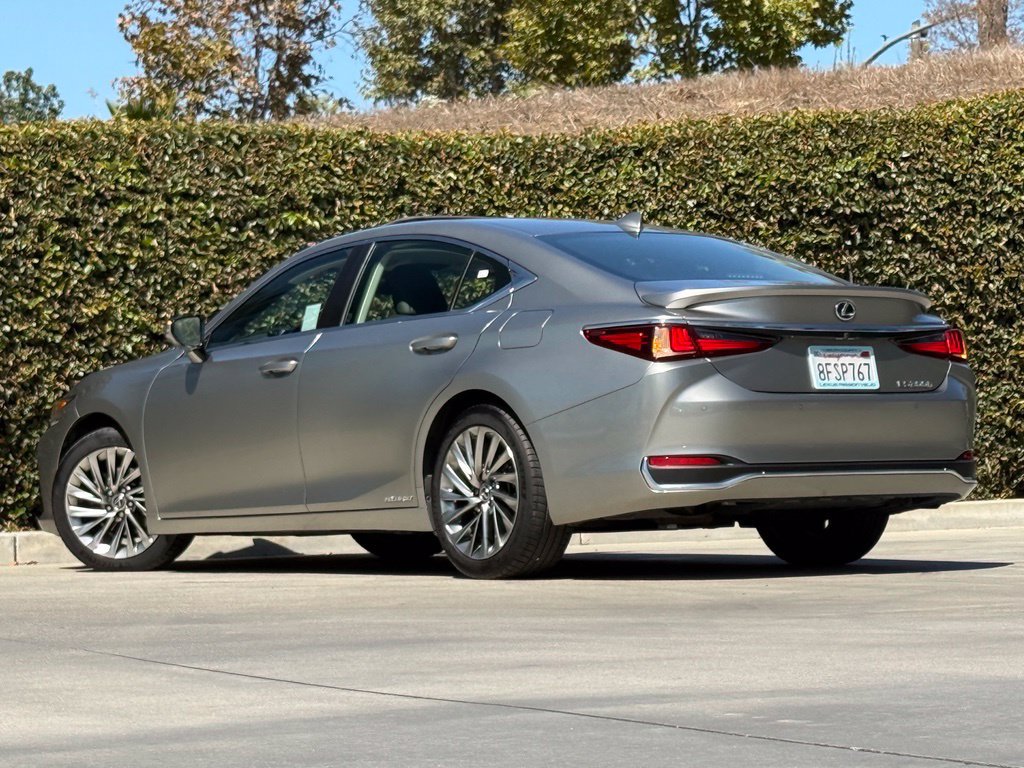 Used 2019 Lexus ES 300h w/ Accessory Package FWD image 2