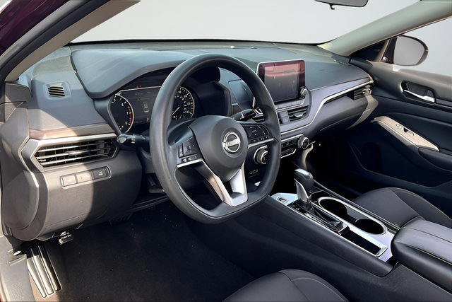 Used 2024 Nissan Altima 2.5 SV FWD image 14