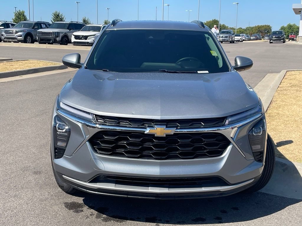 Used 2024 Chevrolet Trax LT w/ Driver Confidence Package FWD image 2