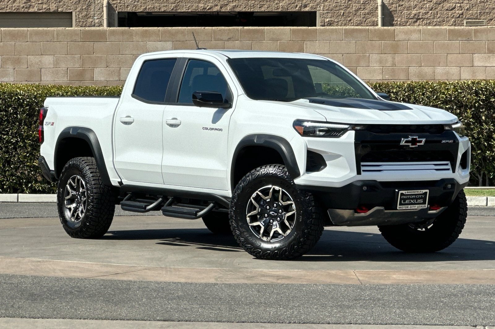 Used 2026 Chevrolet Colorado ZR2 w/ Technology Package AWD/4WD image 2