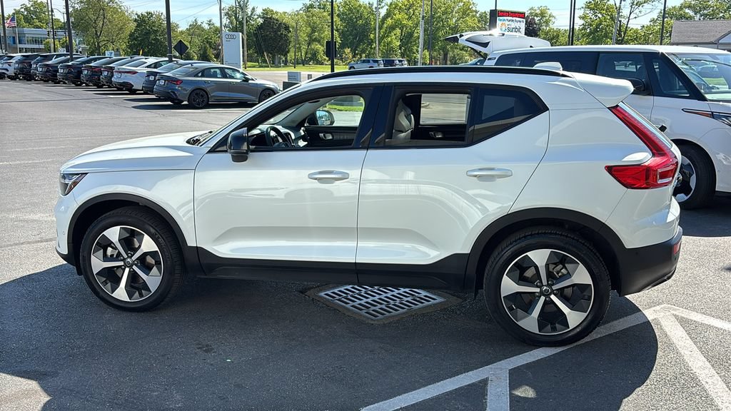 Certified 2026 Volvo XC40 B5 Plus AWD/4WD image 3