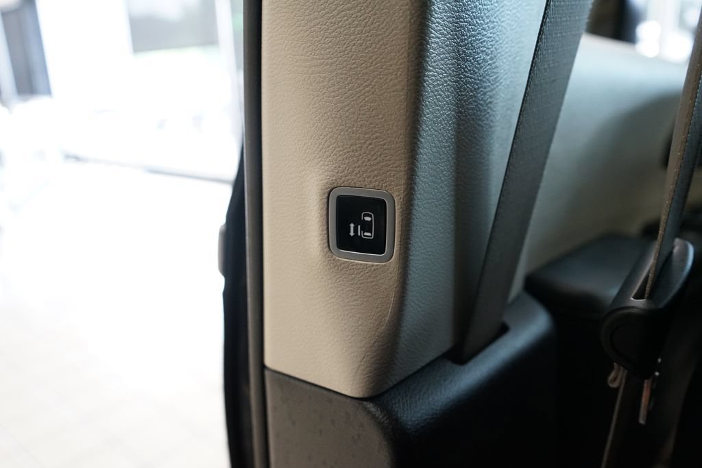 Used 2023 Chrysler Pacifica Touring-L AWD/4WD image 47
