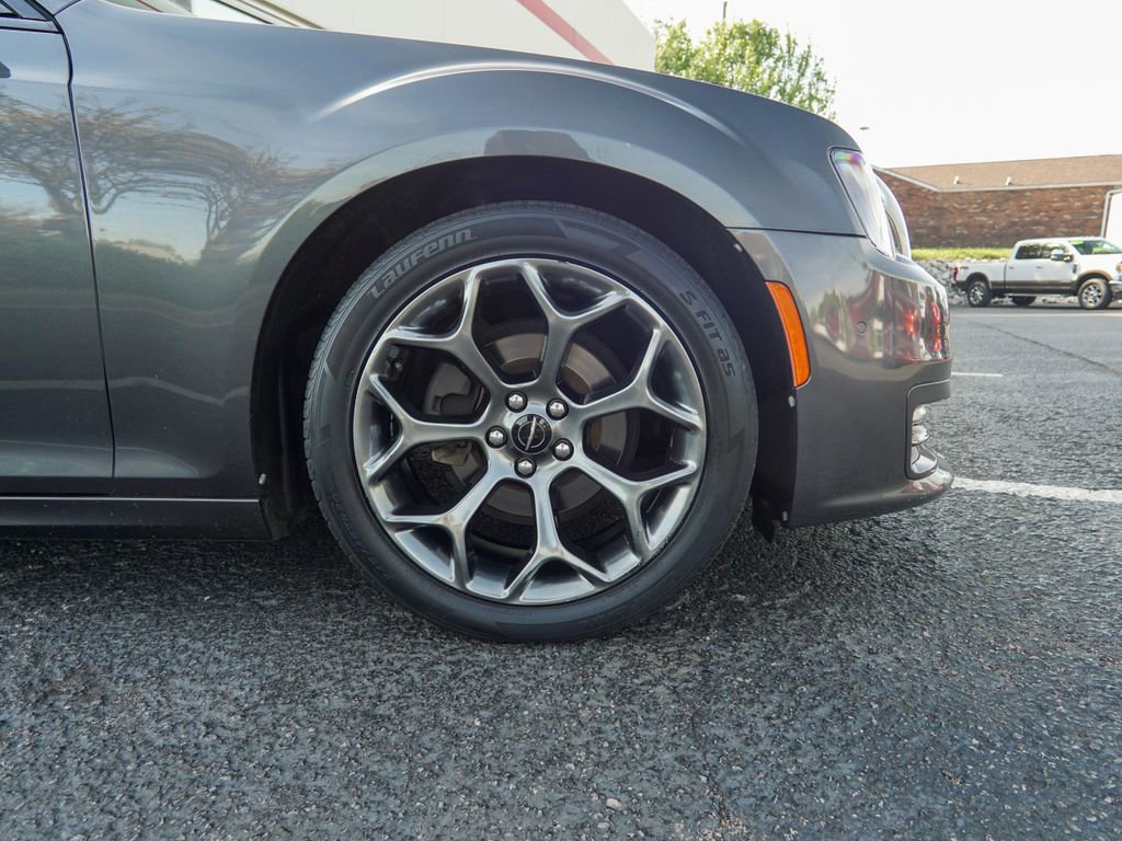 Used 2018 Chrysler 300 S w/ 300S Premium Group RWD image 12