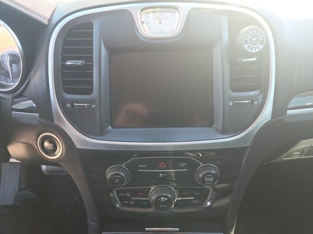 Used 2018 Chrysler 300 Touring w/ Chrome Appearance Package image 11