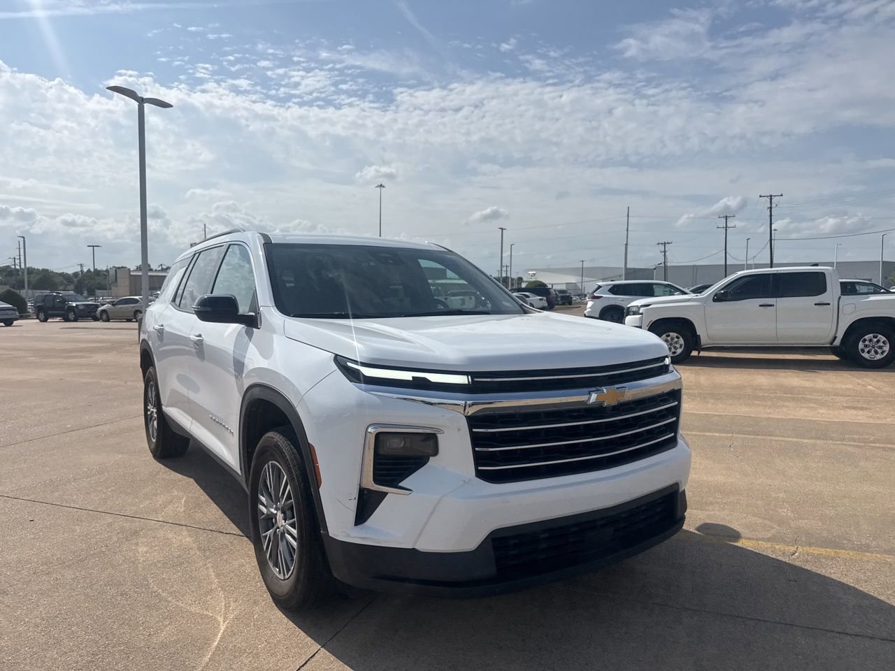 Used 2025 Chevrolet Traverse LT image 2