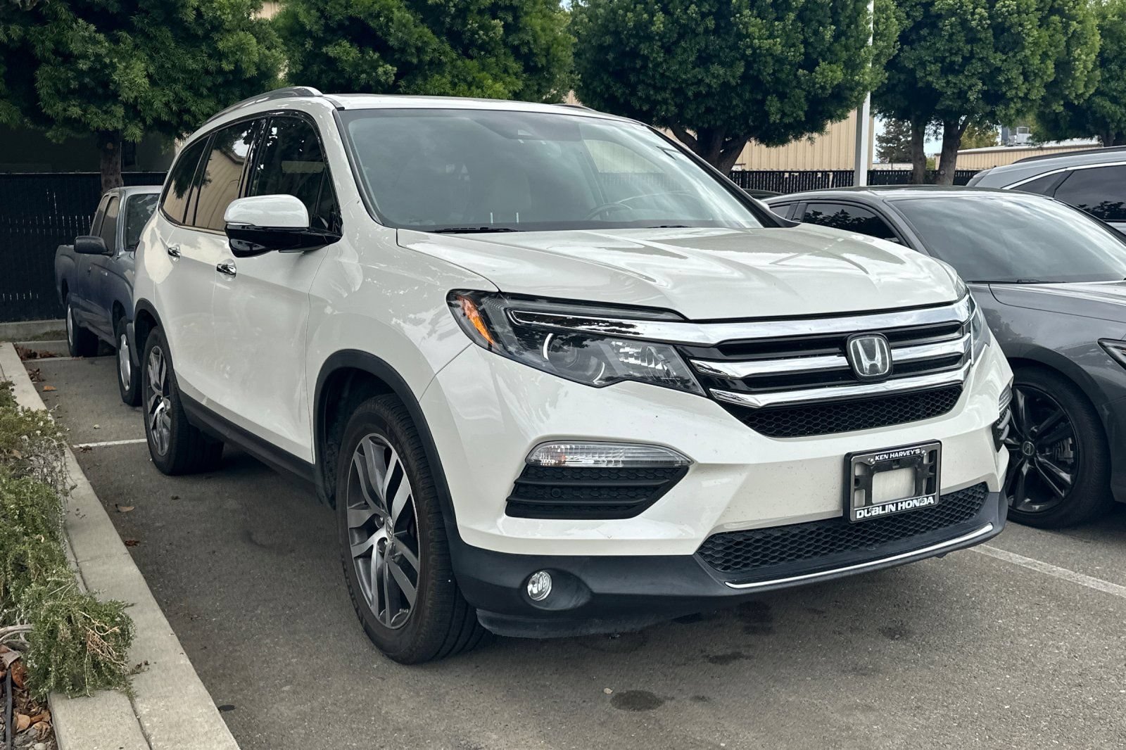 Used 2017 Honda Pilot Touring image 2