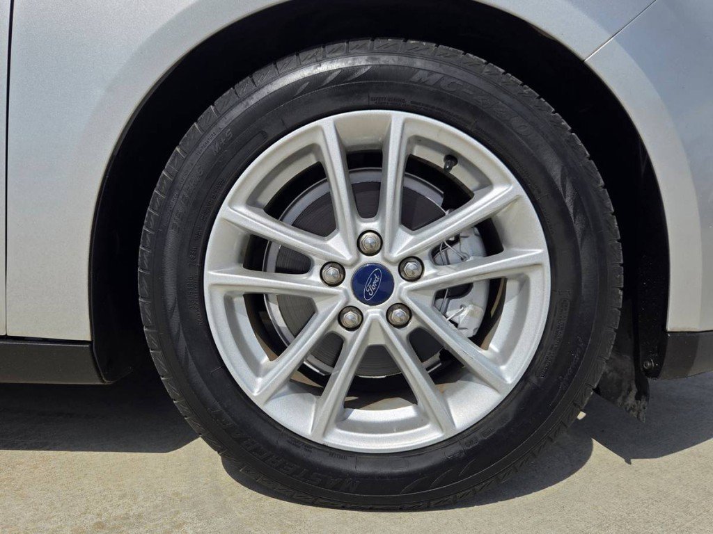 Used 2015 Ford Focus SE w/ SE Cold Weather Package FWD image 9