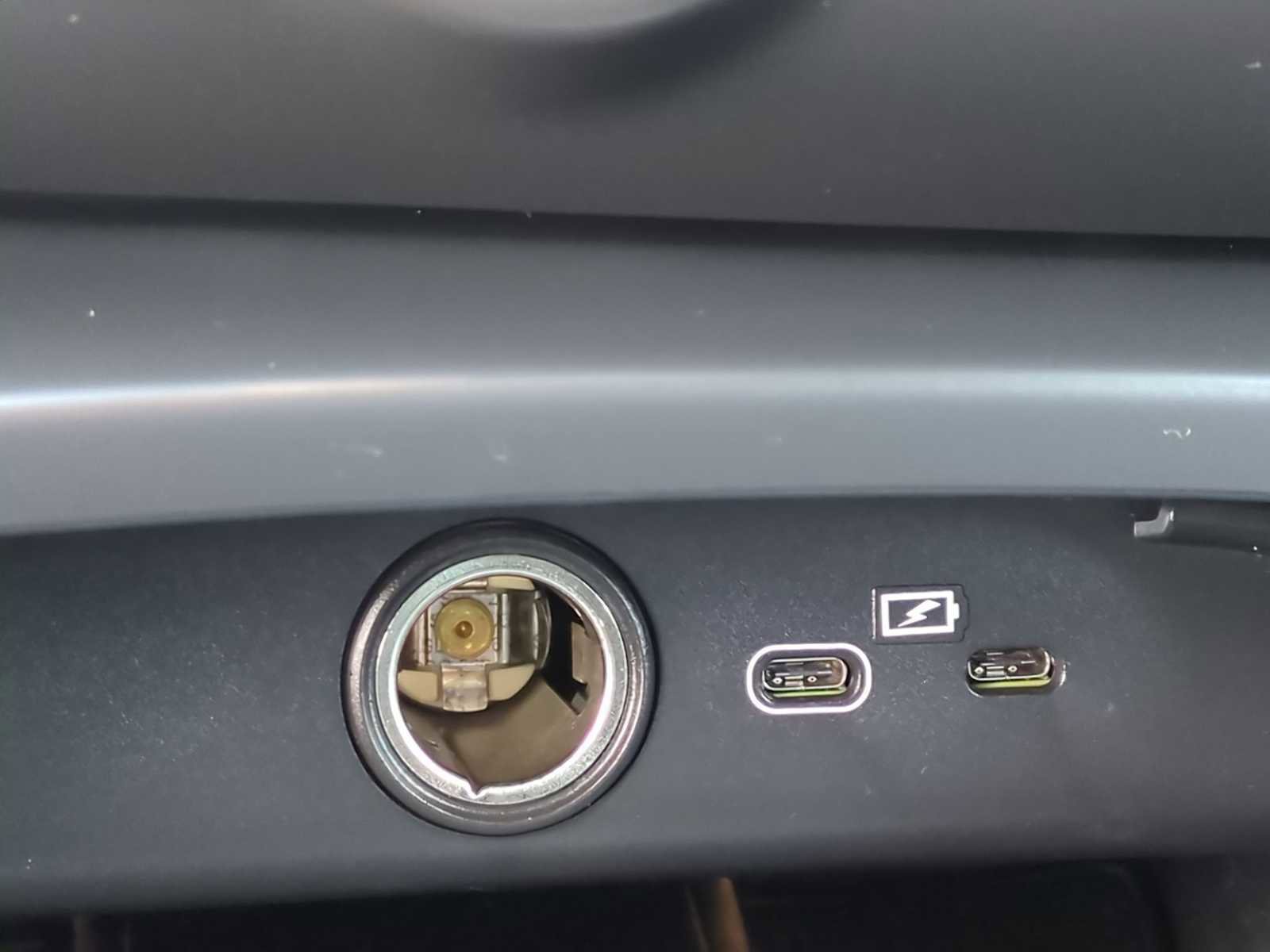 Used 2021 Volvo XC40 P8 Recharge w/ Advanced Package image 31