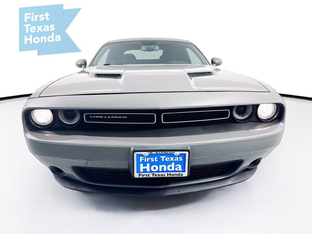 Used 2017 Dodge Challenger SXT image 2