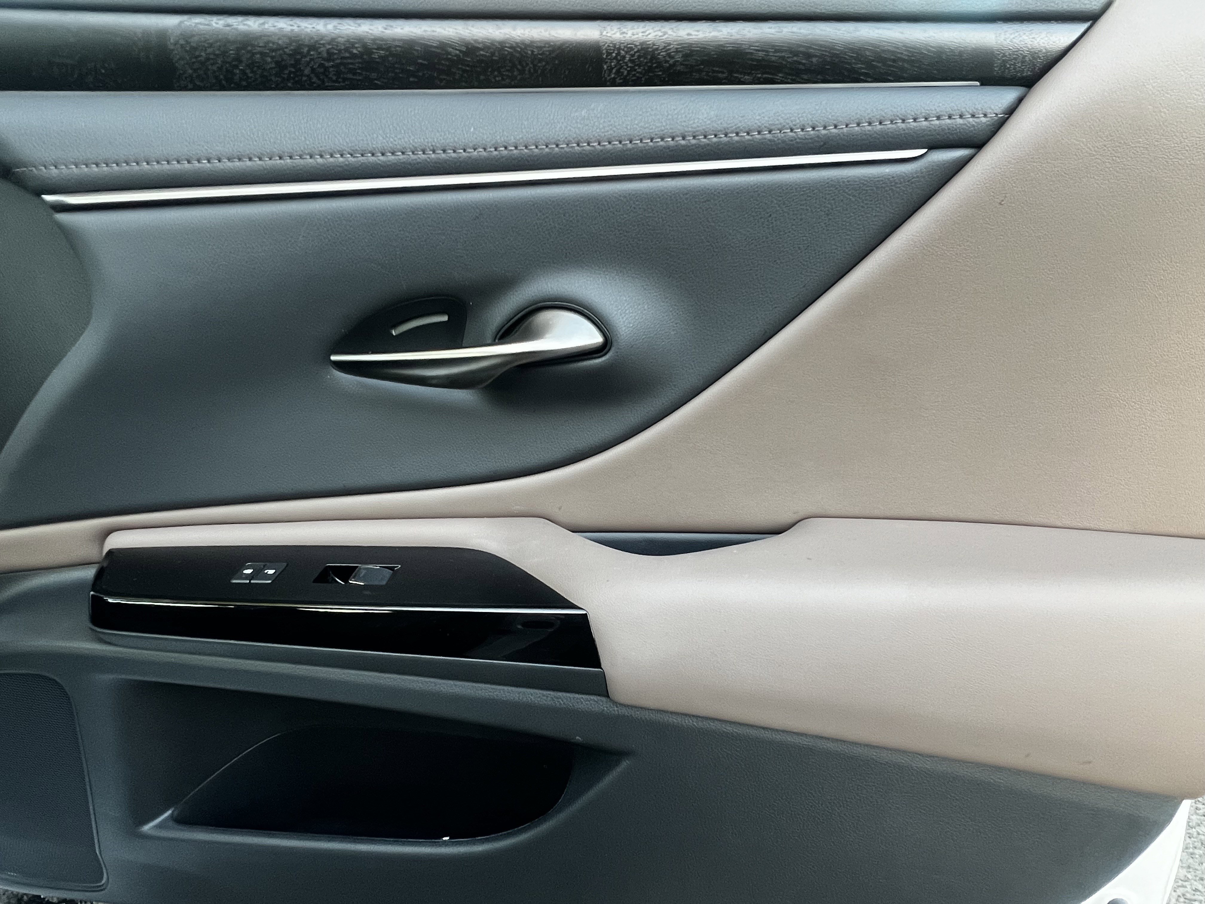 Used 2025 Lexus ES 300h w/ Premium Package image 42