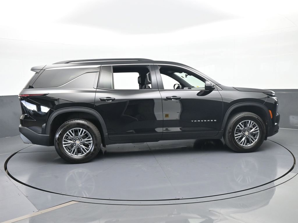 Used 2025 Chevrolet Traverse LT image 7
