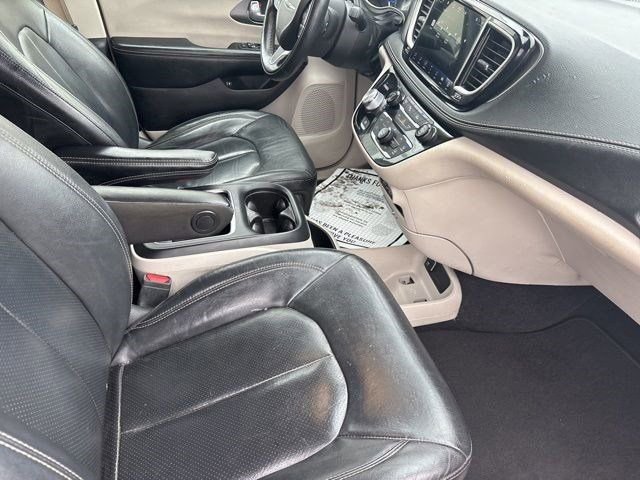 Used 2022 Chrysler Pacifica Touring-L w/ Uconnect Theater Family Group image 40