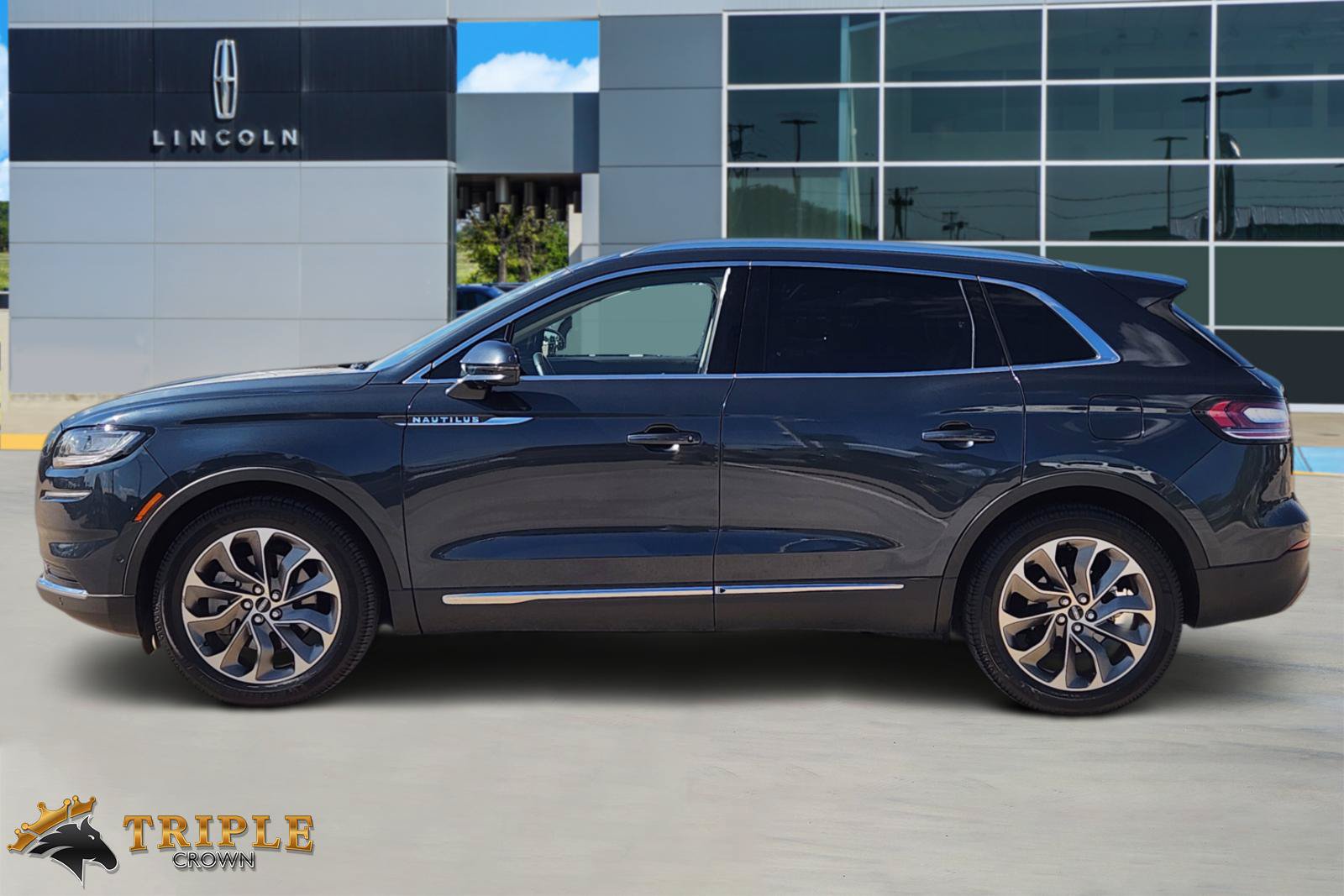 Used 2022 Lincoln Nautilus Reserve w/ Equipment Group 201A FWD image 3