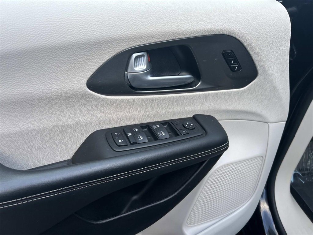 Used 2024 Chrysler Pacifica Touring-L image 18