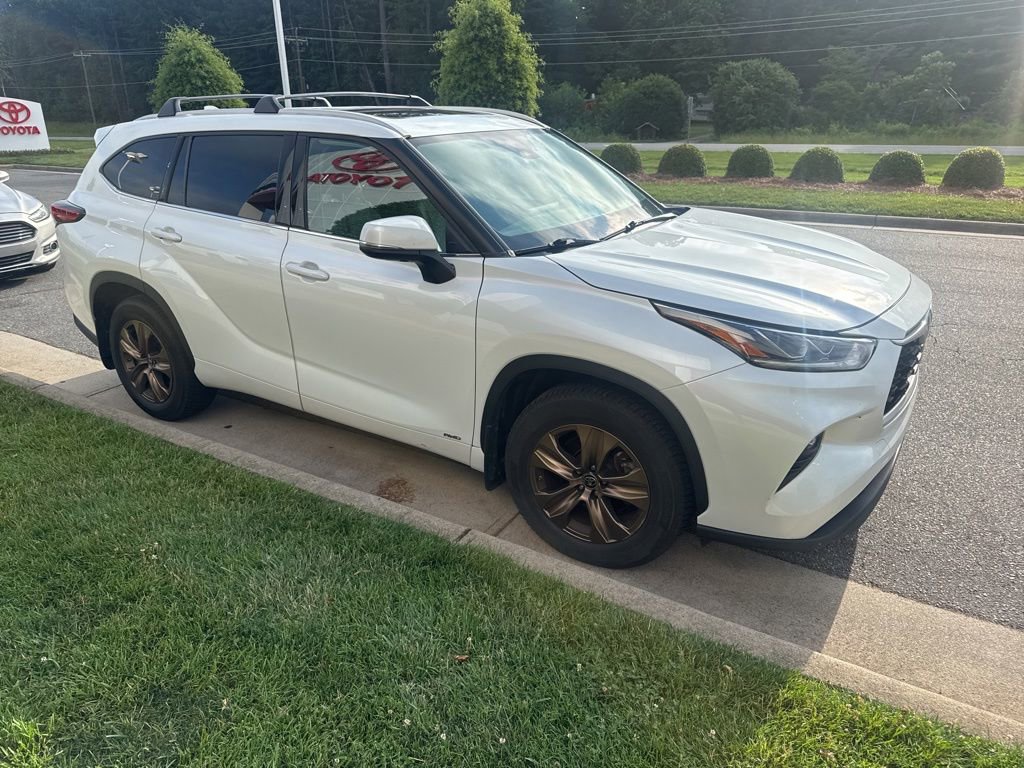 Used 2022 Toyota Highlander Bronze Edition AWD/4WD image 3