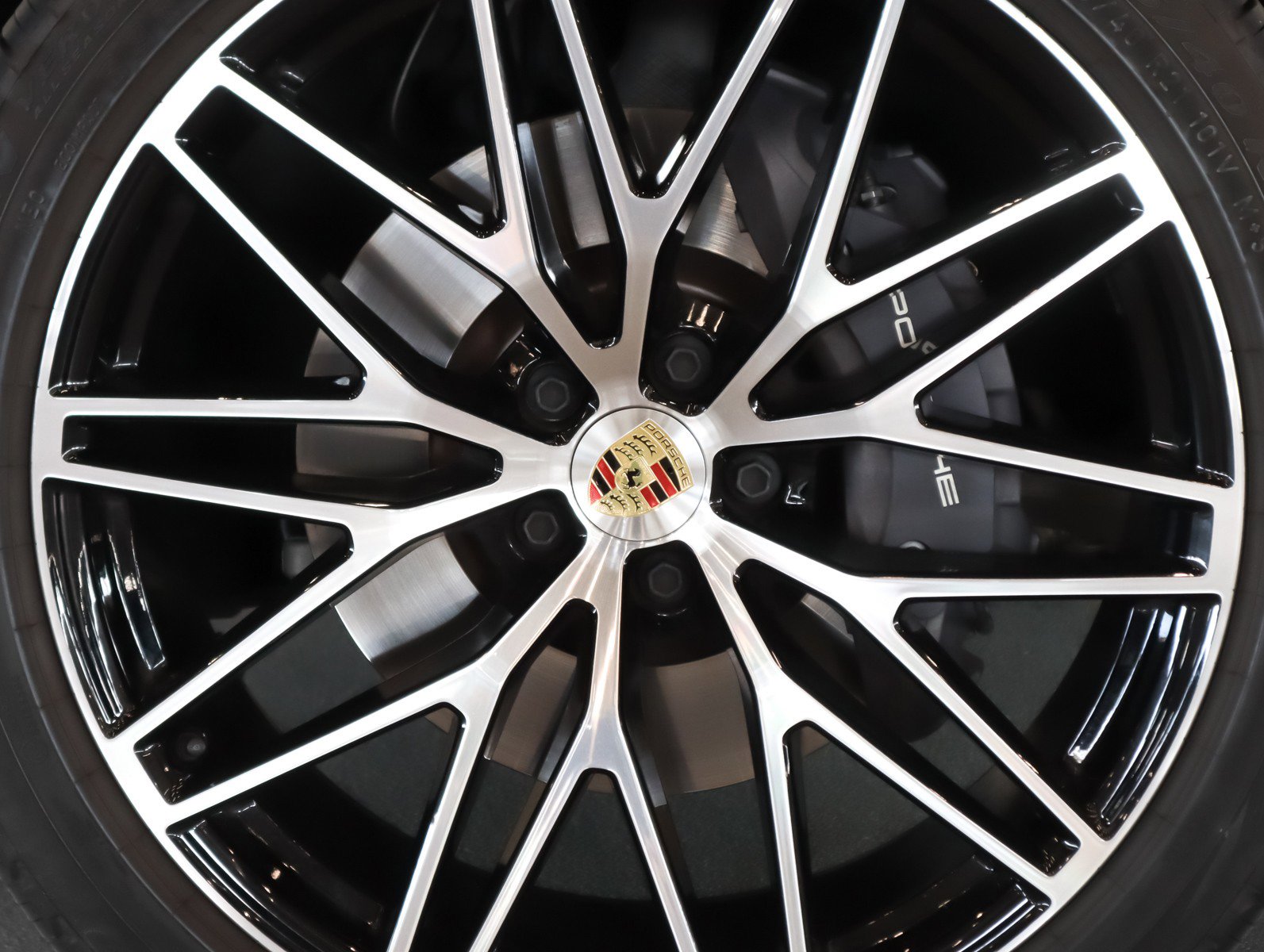 Certified 2025 Porsche Macan image 13