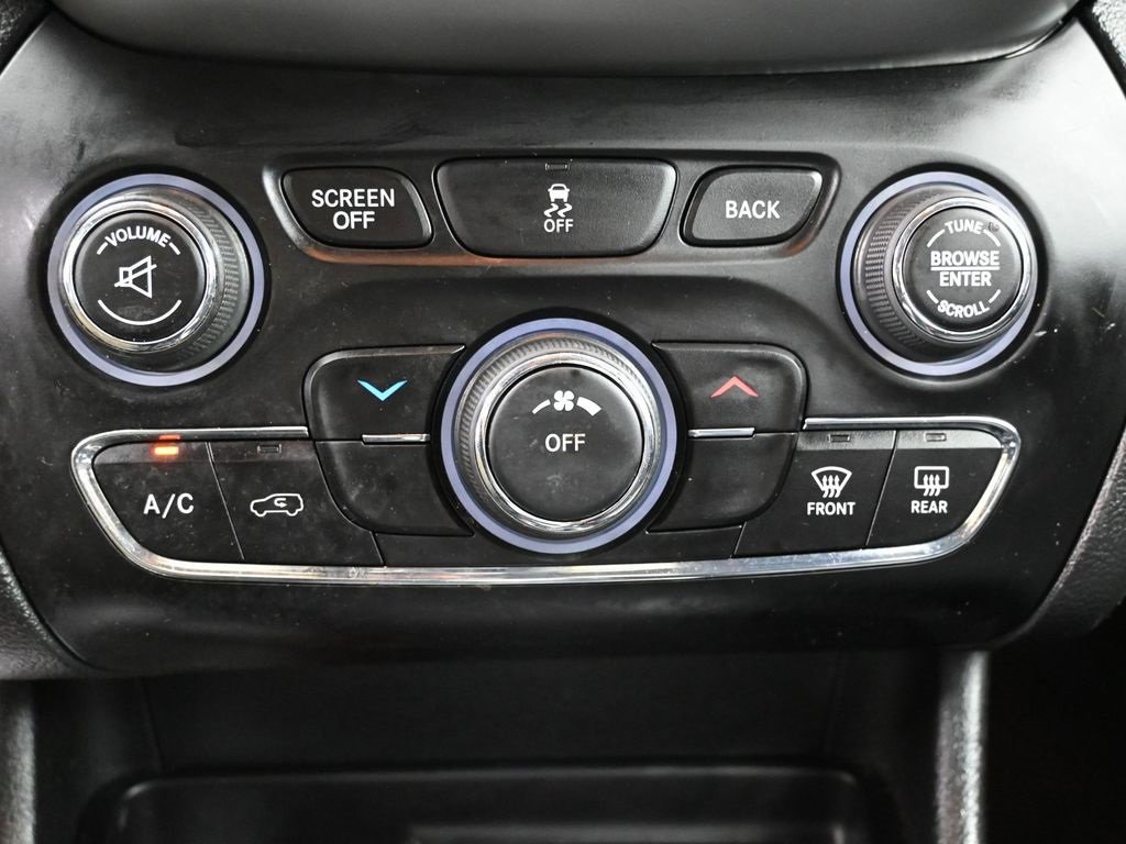 Used 2018 Jeep Cherokee Latitude Plus image 25