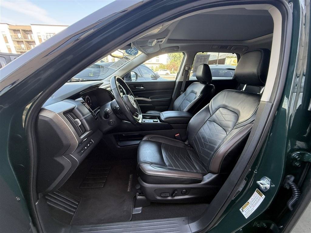 Used 2023 Nissan Pathfinder Platinum AWD/4WD image 19