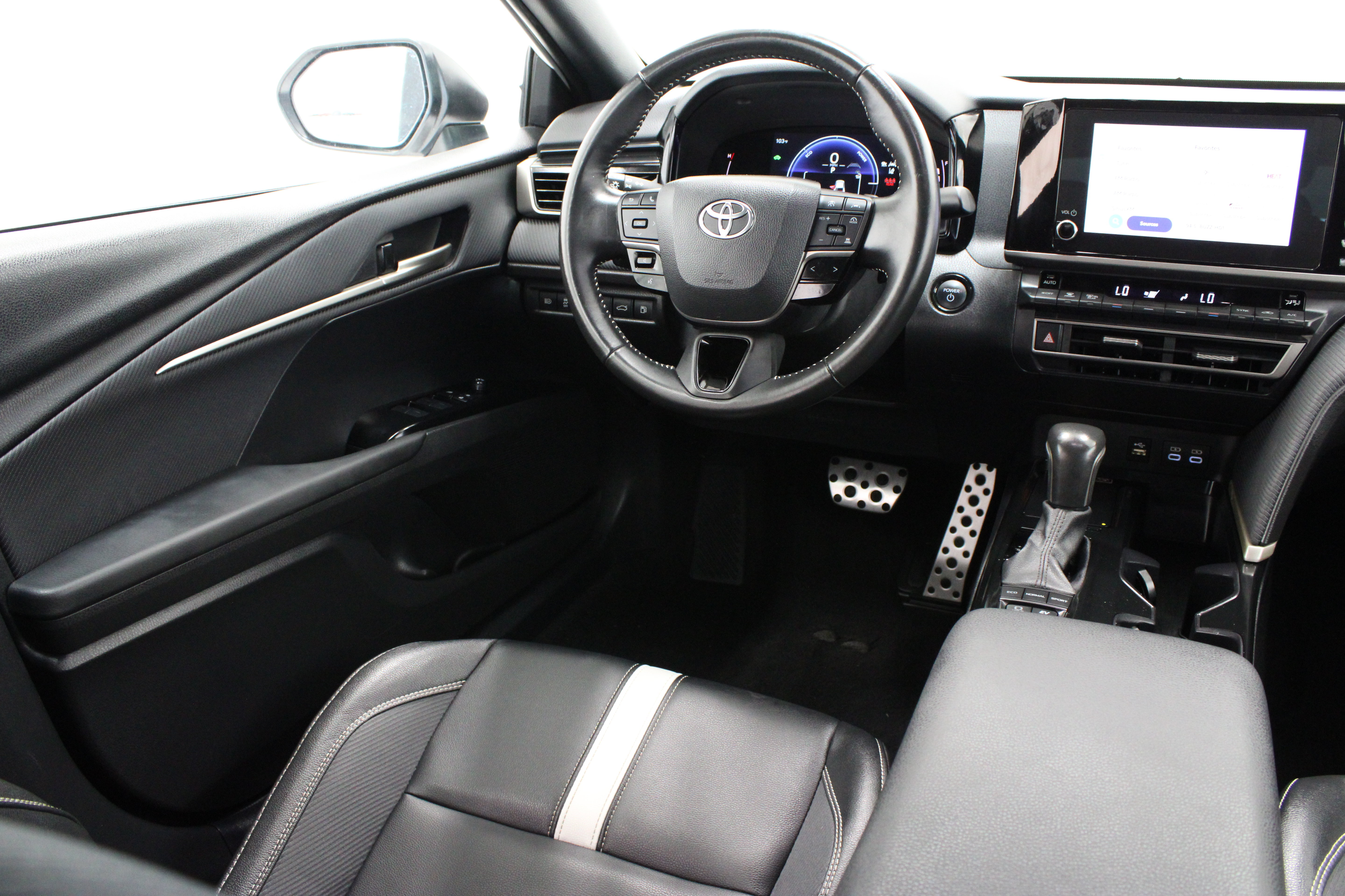 Used 2025 Toyota Camry SE FWD image 30