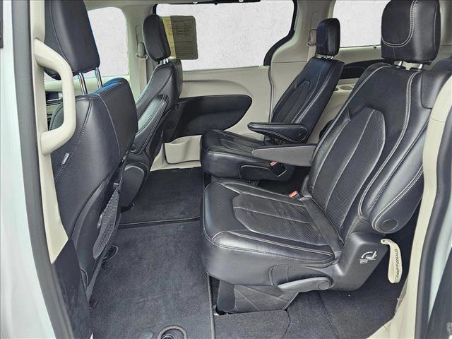 Used 2022 Chrysler Pacifica Touring-L image 15