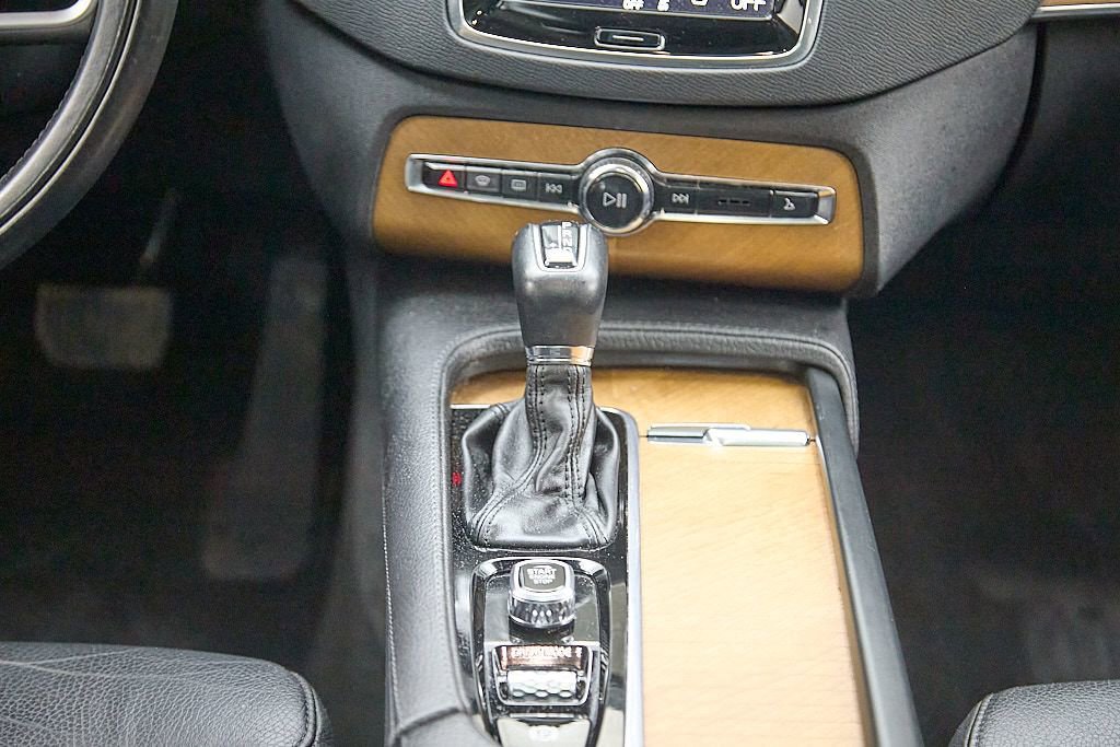 Used 2021 Volvo XC90 T6 Momentum w/ Climate Package image 34