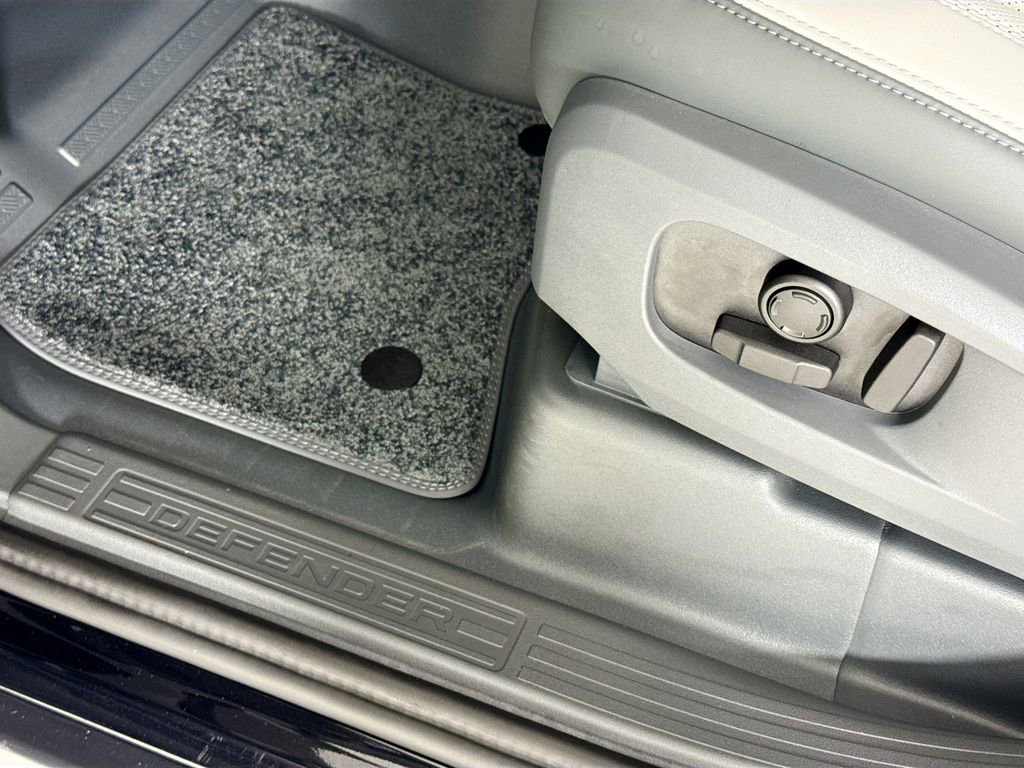 Used 2025 Land Rover Defender 110 X-Dynamic SE image 18