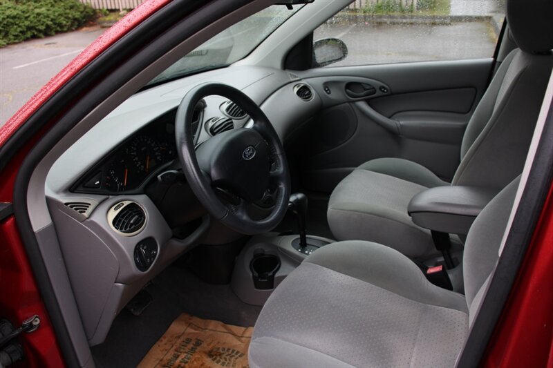 Used 2004 Ford Focus ZX5 Hatchback FWD image 5