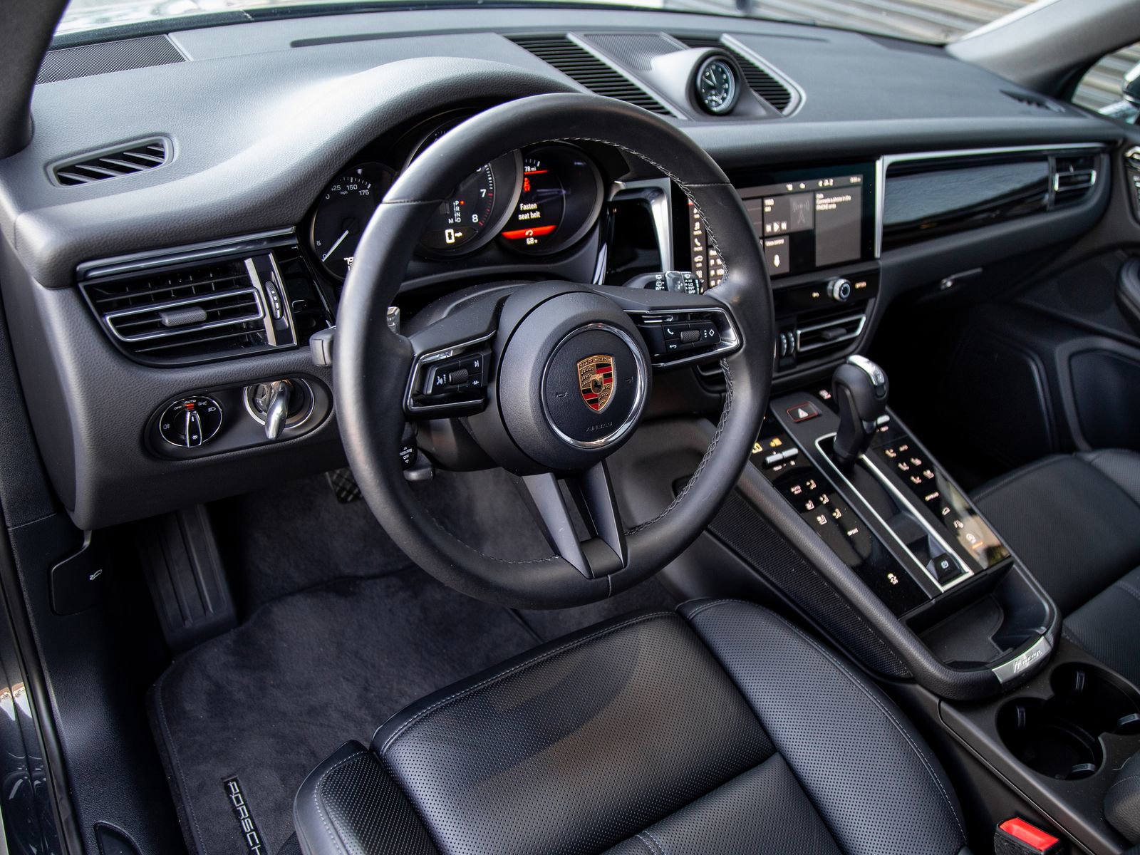 Certified 2024 Porsche Macan AWD/4WD image 4